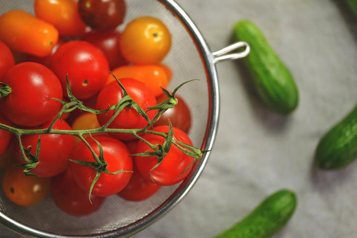 Дачники сажают огурцы и помидоры, потому что покупать их им не на что!