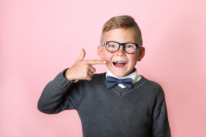 Часто малышню попросту не затянуть к стоматологу. На помощь родителям в этом случае могут прийти цветные пломбы