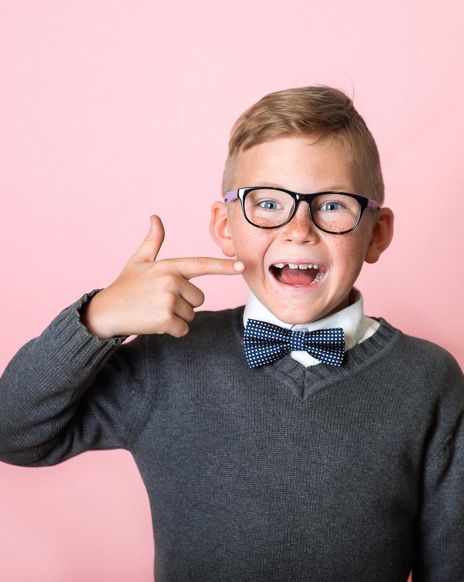 Часто малышню попросту не затянуть к стоматологу. На помощь родителям в этом случае могут прийти цветные пломбы