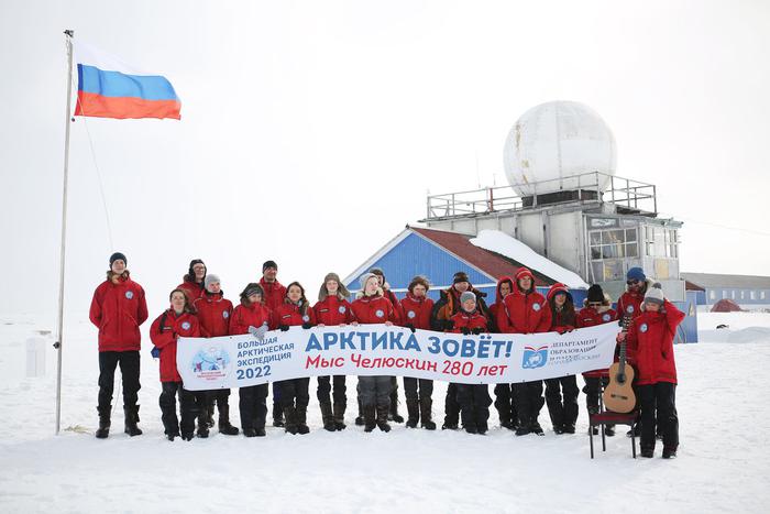 Московские школьники покорили Арктику. Экспедиция совершила путешествие по льдам Русского Севера