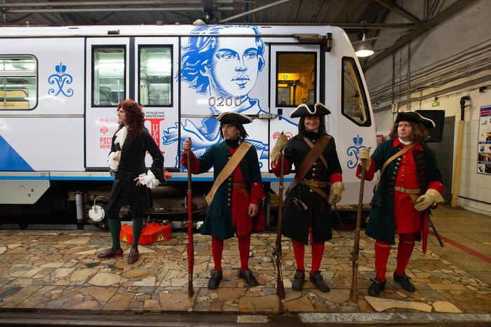 В столичном метро запустили тематический поезд. Он посвящён 350-летию со дня рождения Петра I