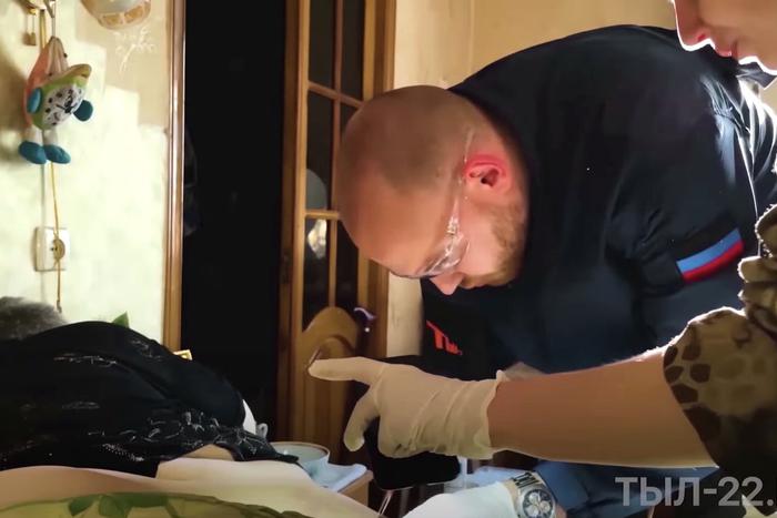 "Она могла погибнуть, если бы не операция". Жительнице Мариуполя спас жизнь врач-волонтёр