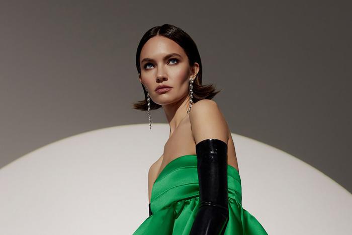 Минимализм в одежде и изюминка в аксессуарах. Выбираем наряд на выпускной