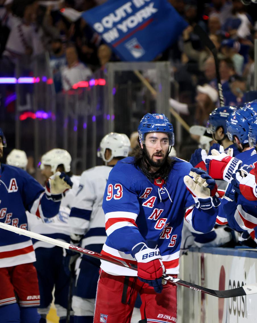 Форвард-диджей с иранскими корнями стал лидером клуба НХЛ. Сделали подборку из самых "экзотических" игроков