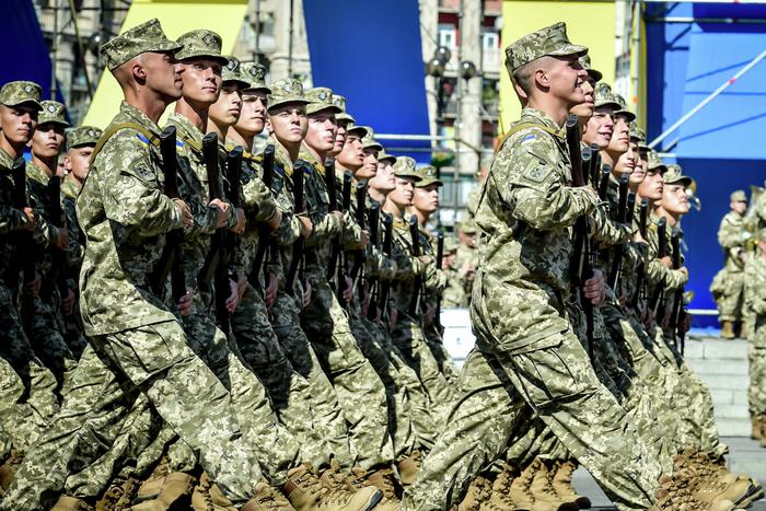 На Украине предлагают призывать в армию бездетных женщин и подростков