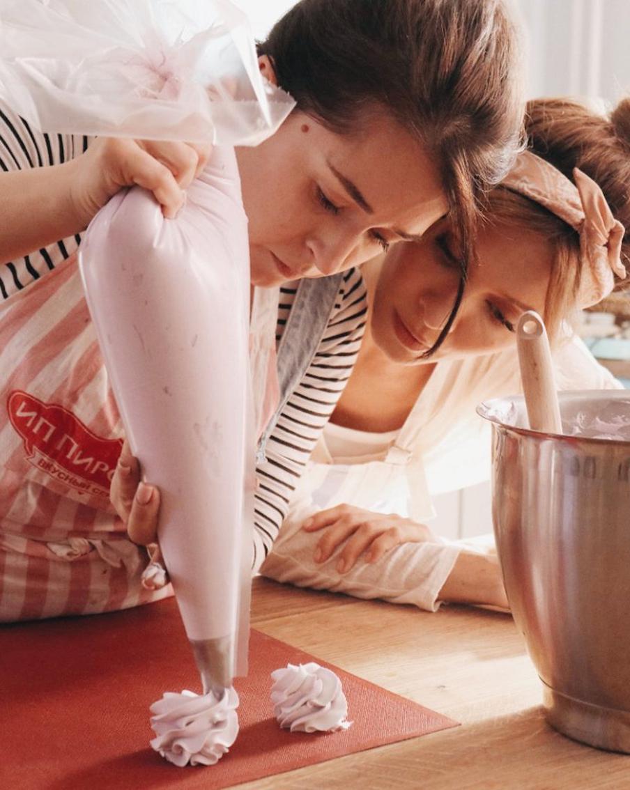 Как создавали уникальные торты в сериале "ИП Пирогова". Кондитер проекта рассказала Metro про летающие десерты