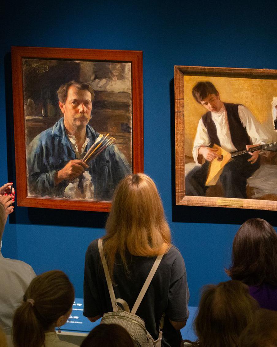 Возле портретов легендарных личностей повесили автопортреты. Metro побывало на новой выставке Музея русского импрессионизма