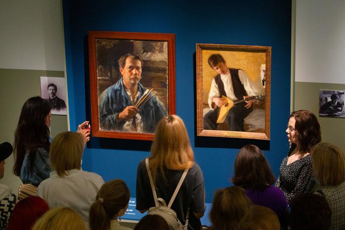 Возле портретов легендарных личностей повесили автопортреты. Metro побывало на новой выставке Музея русского импрессионизма