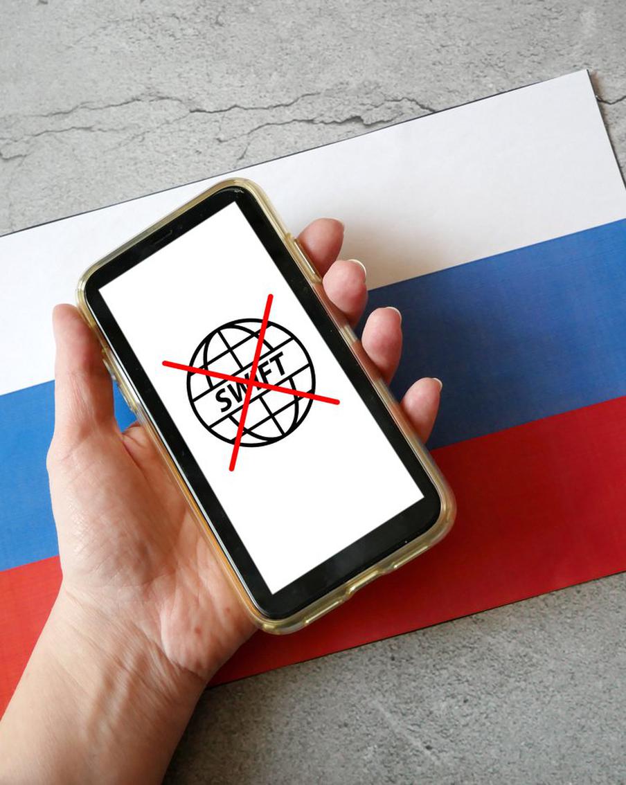 Что будет, если все банки России отключат от SWIFT – уточнили у экспертов