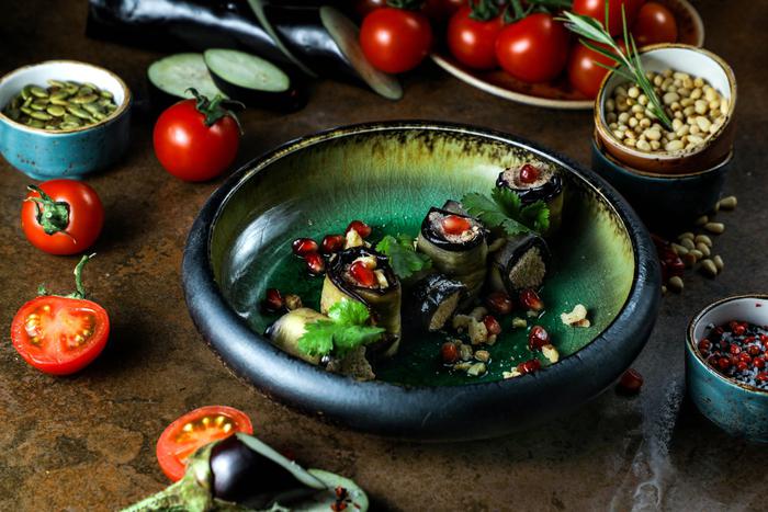 Летом не хочется тяжёлых блюд. Значит, наступила пора готовить лёгкие рулеты из баклажанов и перцев