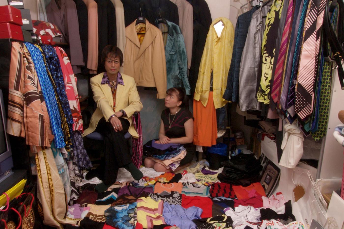 Эти японцы могли бы купить себе большой дом, но предпочитают коллекционировать люксовые вещи