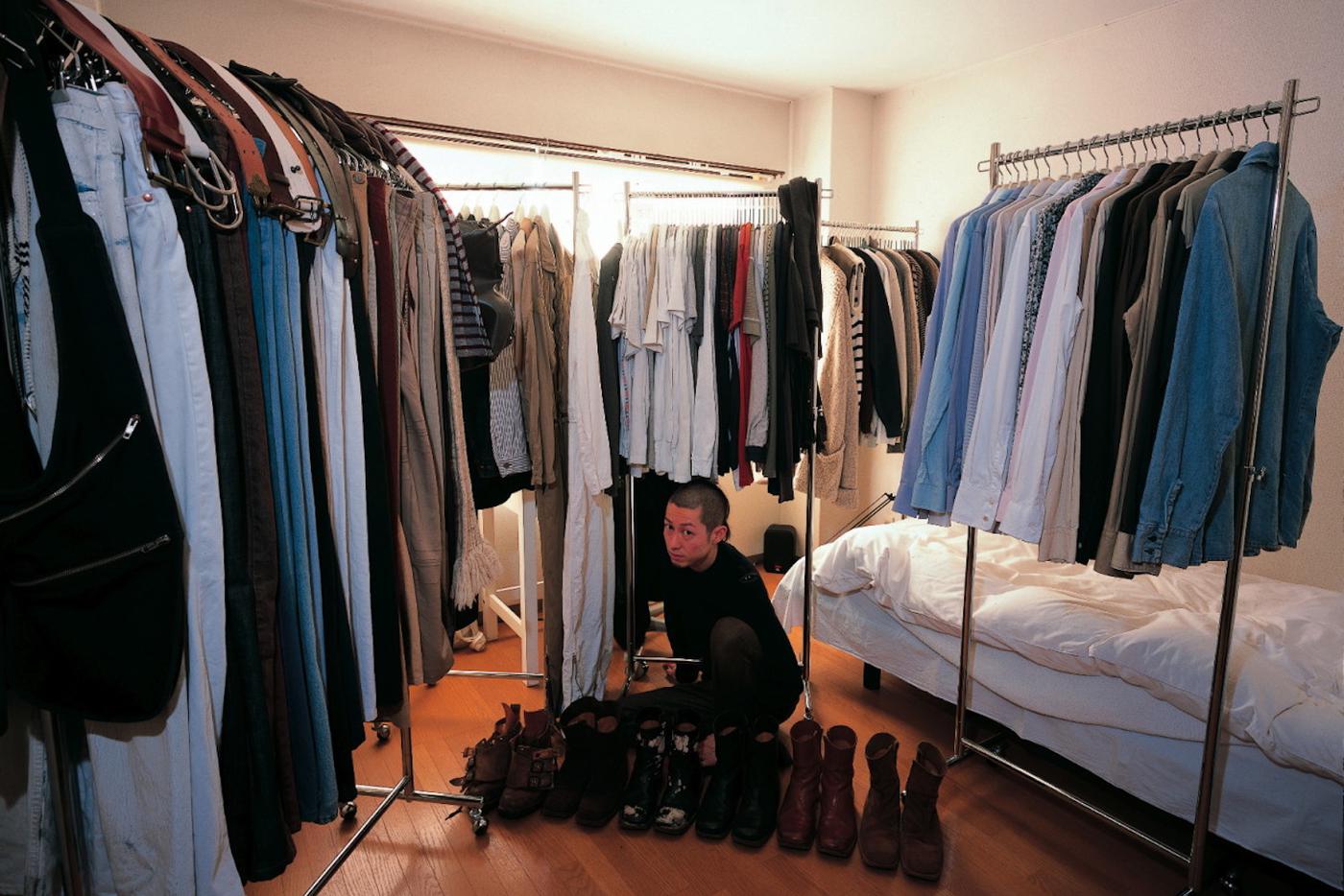 Квартира поклонника Maison Martin Margiela, который дома не держит ни еды ни воды.