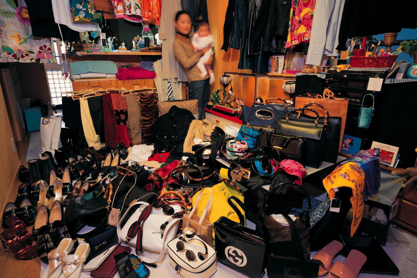 Японка, чья коллекция Gucci занимает большую часть квартиры.