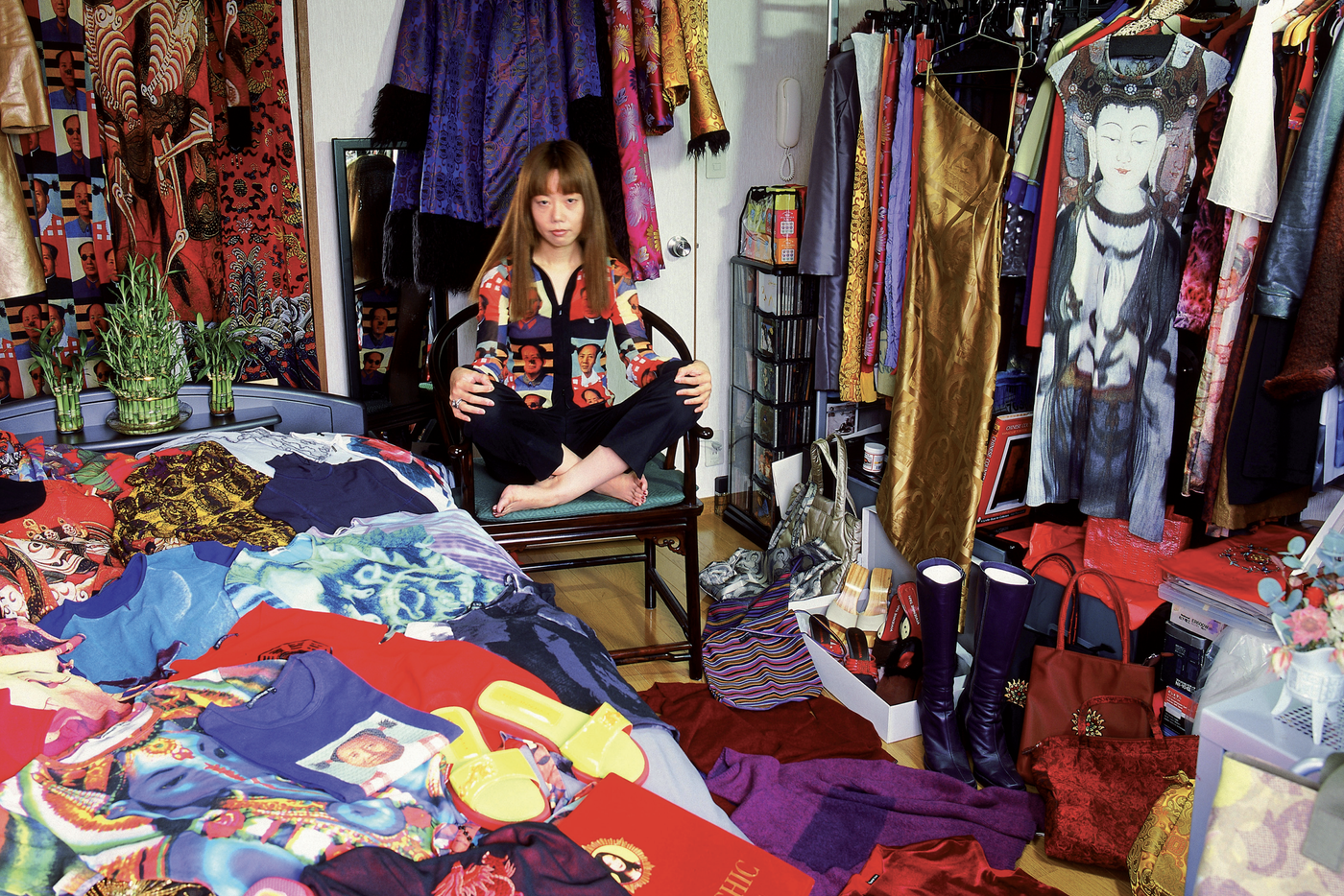 Девушка, одержимо собирающая вещи Vivienne Tam.