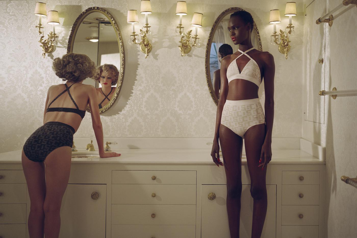 Кадр из лукбука коллаборации GCDS x Wolford.