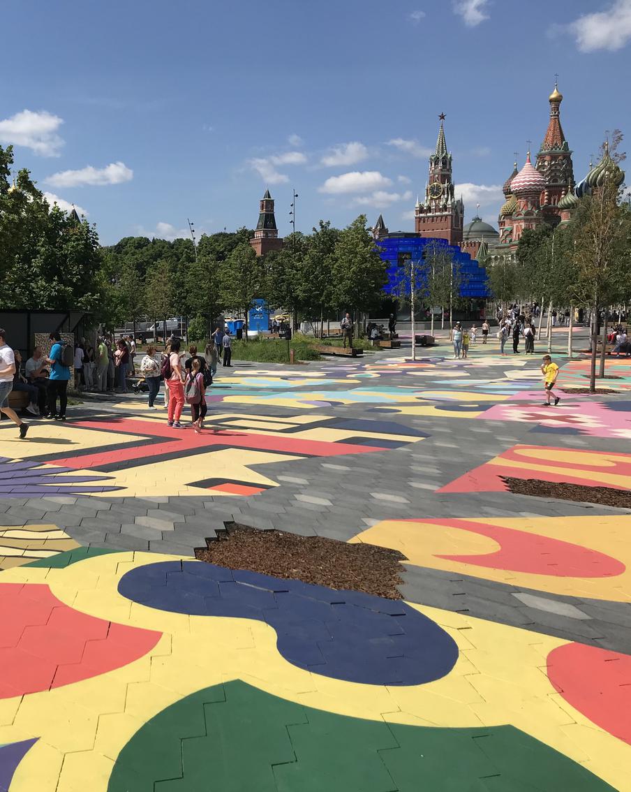 "Улицы – наши кисти. Площади – наши палитры". Парк "Зарядье" разукрасили национальными узорами