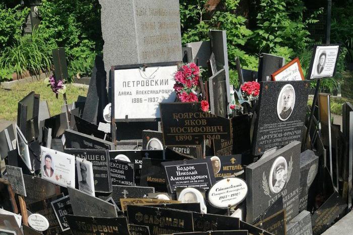 Историки обнаружили, что табличка с именем маршала Тухачевского исчезла с мемориала на Донском кладбище в день 85-летия его расстрела