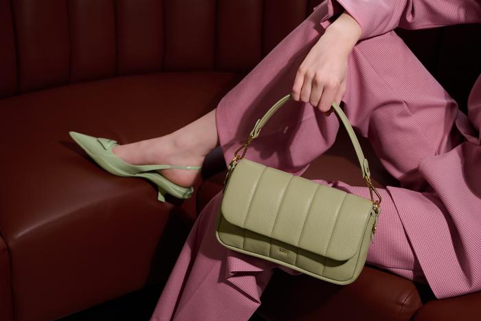 Шёлковые волосы, яркие сумки и три ступени ухода: что случилось в мире моды на прошедшей неделе