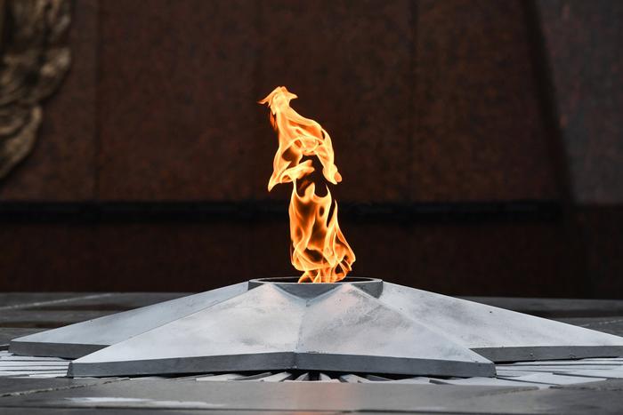 Вечный огонь не согревает вандалов. Рассказываем о надругательствах над святыней