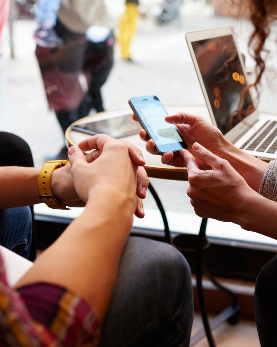 В соцсети мы обычно заливаем всё подряд: фото, видео, комментарии. При правильном обращении они могут стать помощником в бизнесе