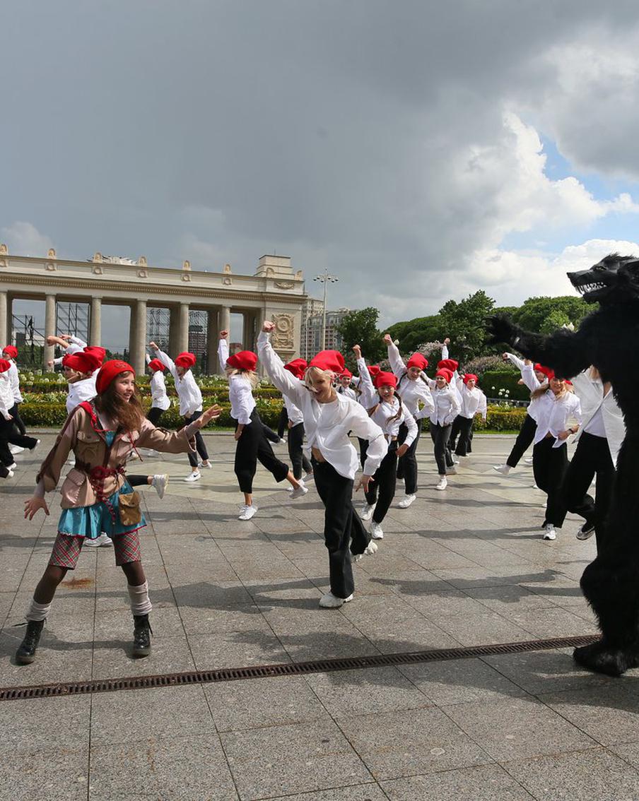Красные Шапочки атаковали Москву. Metro побывало на флешмобе сказочных героинь