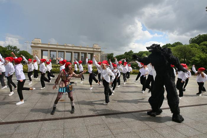 Красные Шапочки атаковали Москву. Metro побывало на флешмобе сказочных героинь
