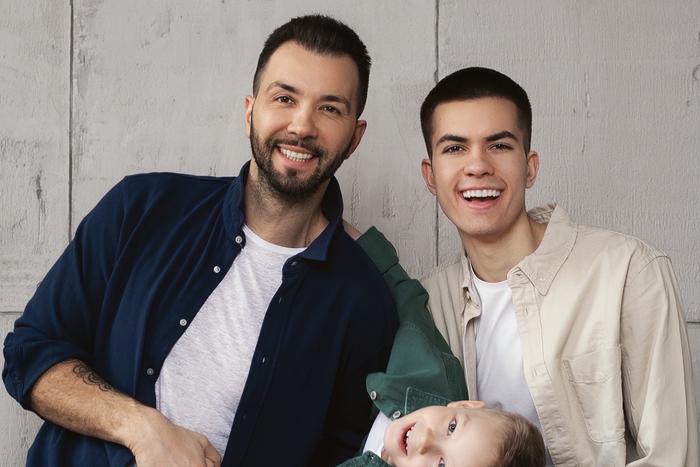 "У меня трое детей, у каждого из которых своя мама". Денис Клявер рассказал, как воспитывает сыновей и дочку