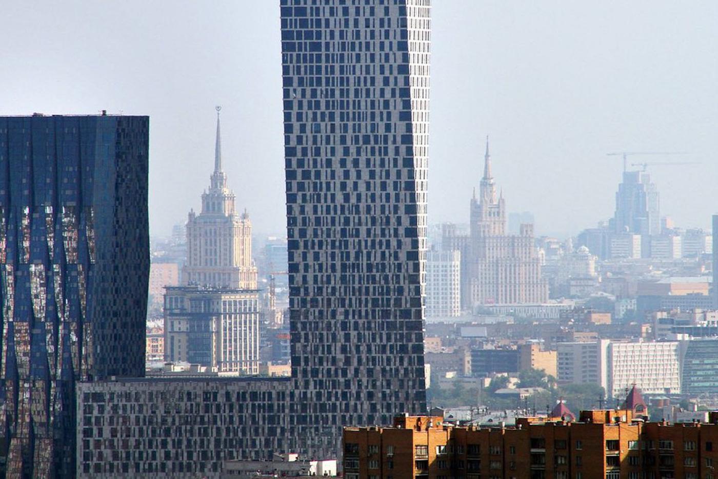 Собственники недвижимости москвы. Первый столичный небоскреб. 2 Высотки. Дом на Мосфильмовской вид из окна. Москва двойные Соединённые башни.