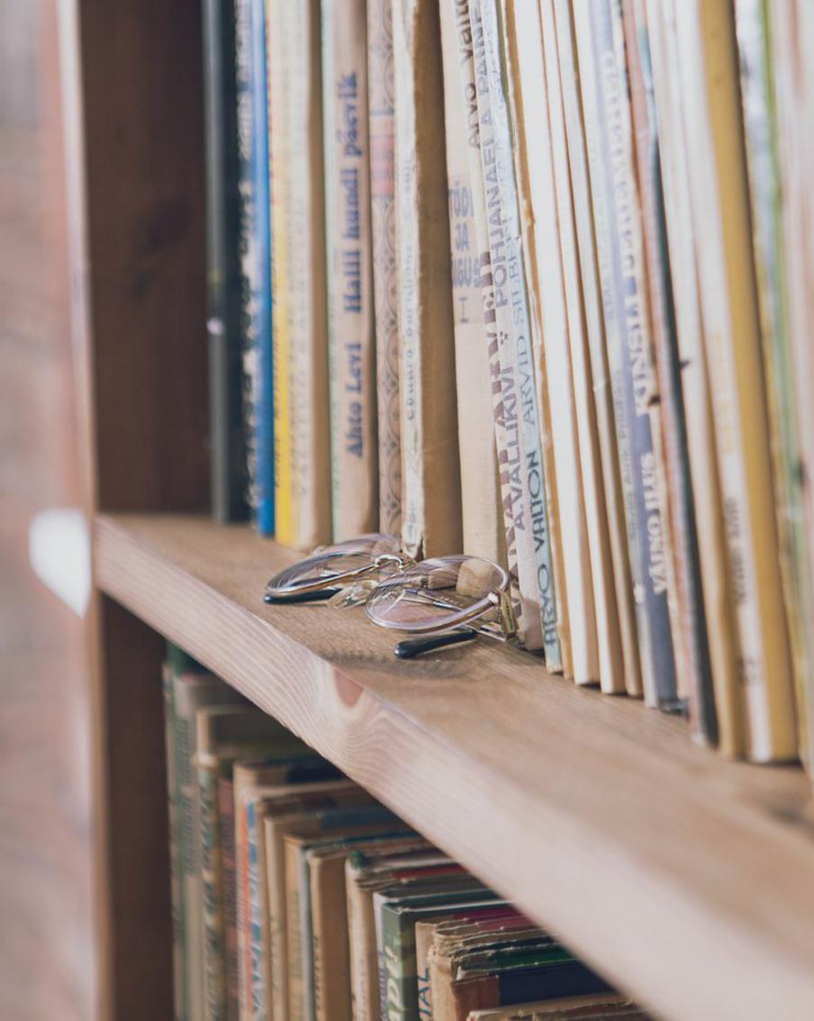 Самый умный дом: как вписать книги в интерьер своего жилища