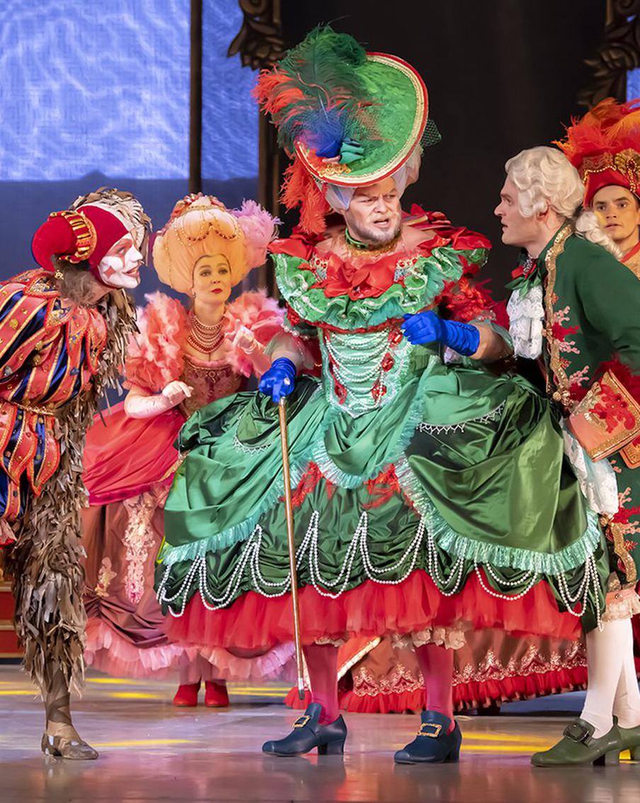 В Московском театре оперетты показали "Каприз императрицы". Герои создавали российский фарфор под музыку Максима Дунаевского