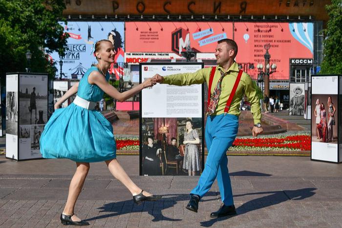 Пять московских парков познакомят с модой прошлых эпох. Фестиваль "Модная столица" посвящен не только моде, но и танцам