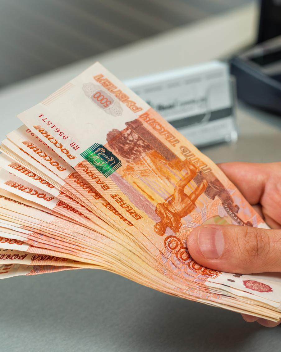 Ставки стали ниже. Куда переложить деньги с вкладов и счетов – обсудили с экспертами