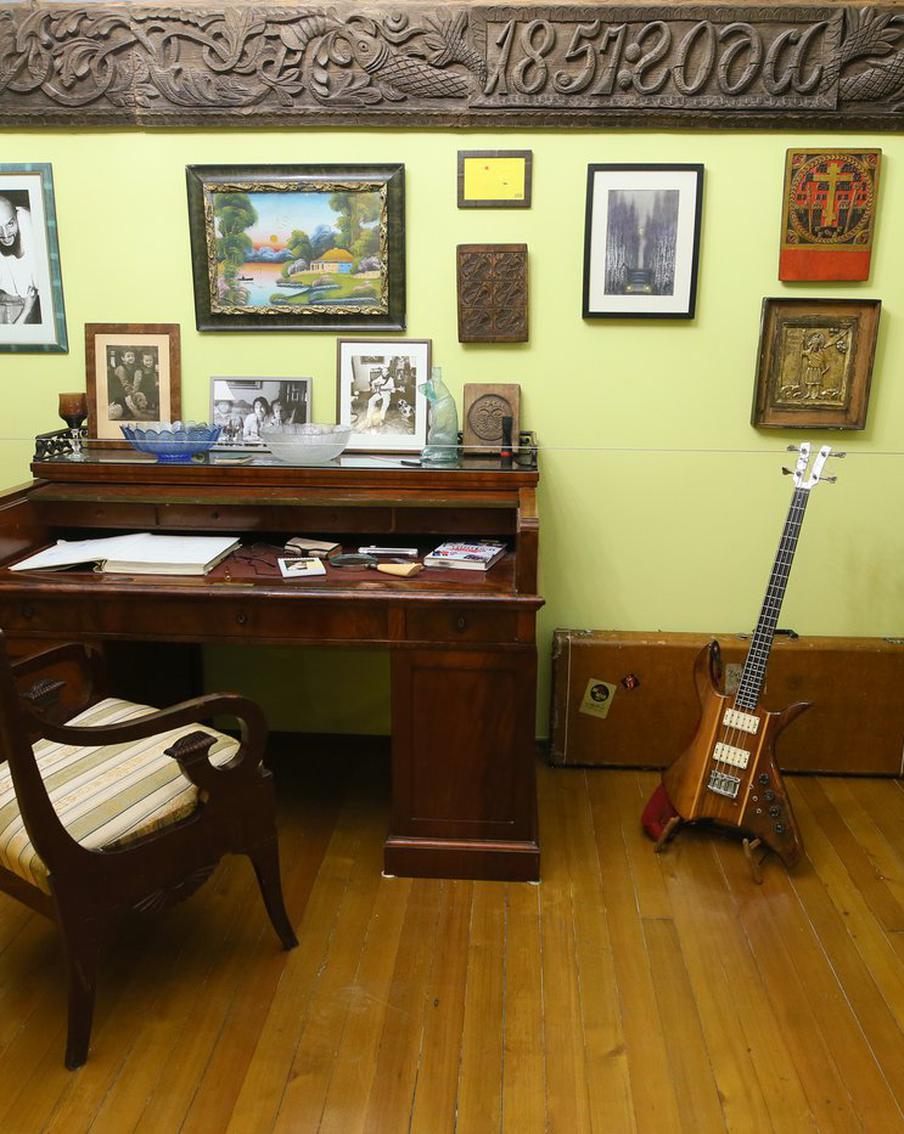 Рок-музыка и коллекция старинных икон. Увидели, из чего состояли "Миры Александра Липницкого"