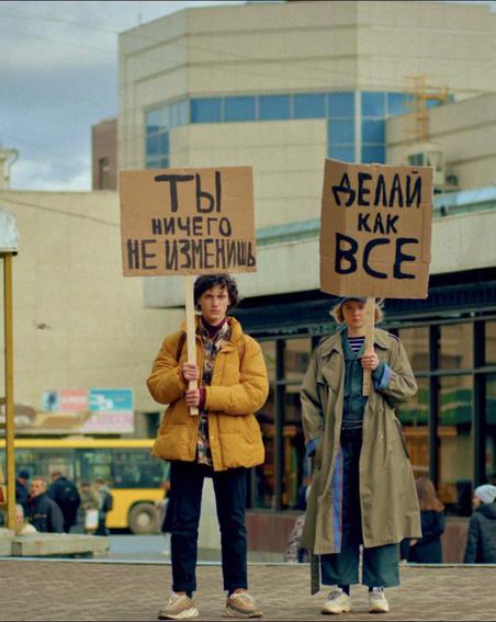 Авторы фильма "Межсезонье" вспоминают реальные события и пытаются понять, имело ли поведение главных героев смысл