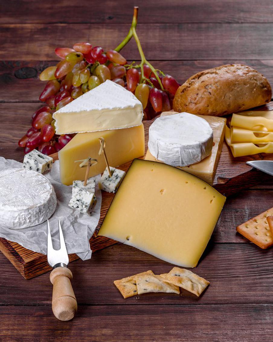 Сыр можно есть по-разному: кто-то сделает обычный бутерброд, а кто-то приготовит из него шикарное блюдо