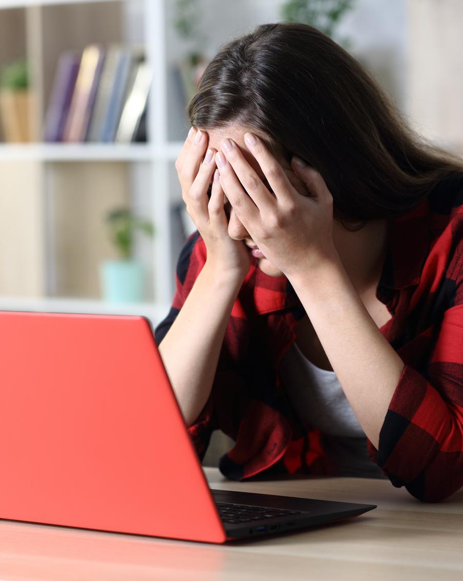 Как справиться с одиночеством, накрывшим на "удалёнке": собрали мнения психологов