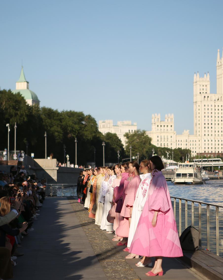 Современное прочтение русского костюма показал российский бренд Akhmadullina