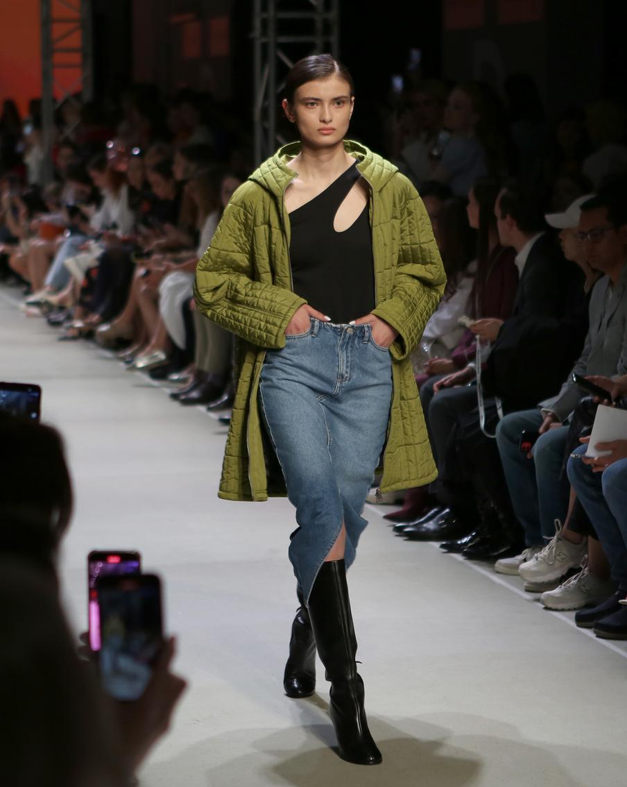 STUDIO 29 показал свою новую коллекцию в "Зарядье". Дизайнер вдохновлялась пейзажами, которые видно из самолёта