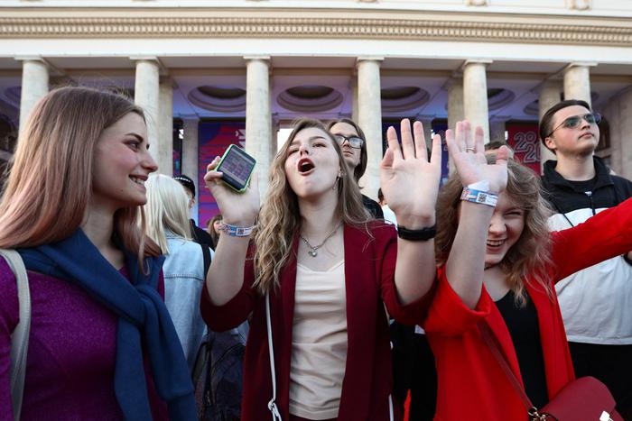 В этом году на выпускном вечере будет свыше 65 тысяч вчерашних школьников