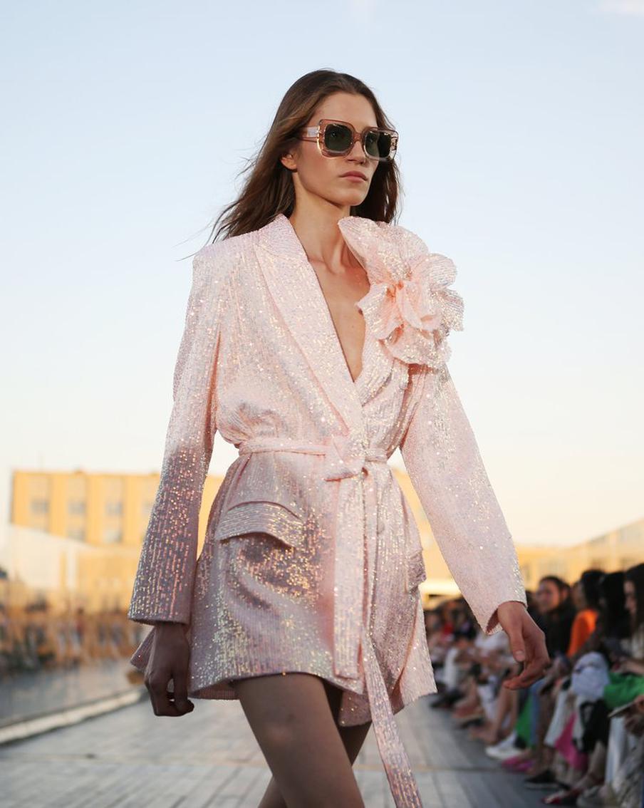 Парящий мост в парке "Зарядье" украсили десятки моделей в вечерних нарядах