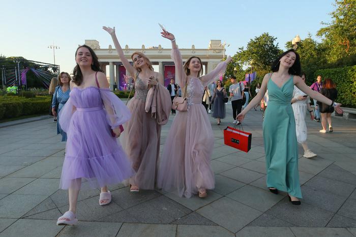 В парке Горького состоялся масштабный общегородской выпускной. В общей сложности в нём приняли участие 35 тысяч человек.