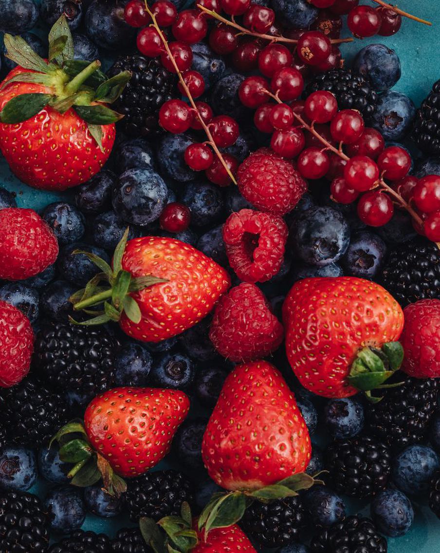 Когда за окном реально жарко и хочется чего-то лёгкого, самое время начать добавлять в рацион летние ягоды