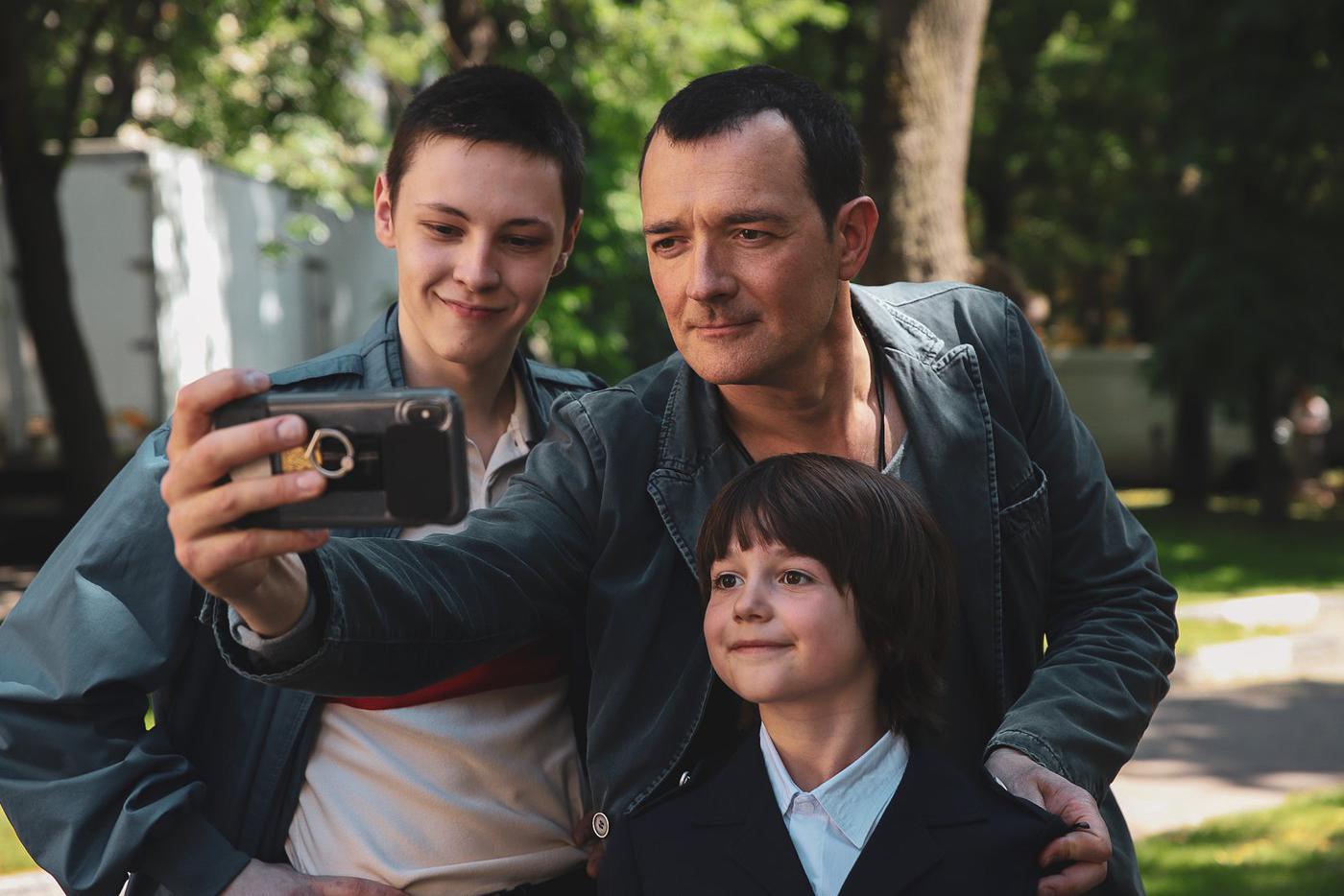 Егор Бероев с юными коллегами.