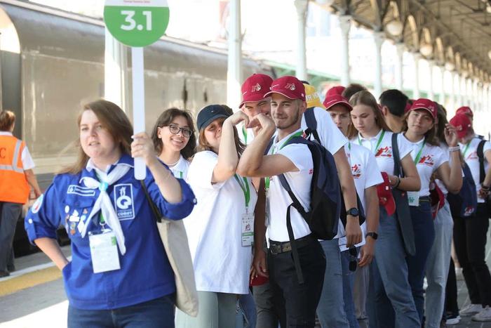 На Белорусский вокзал прибыл "Поезд памяти". Школьники из России и Белоруссии изучат места, связанные с Великой Отечественной войной