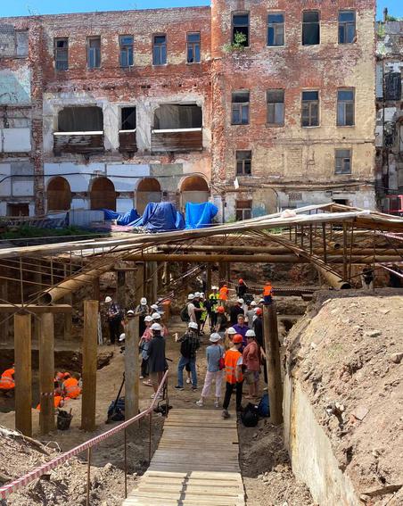 На Тверской откопали русскую душу. А ещё флакон с неизвестной жидкостью, кольца и игрушки