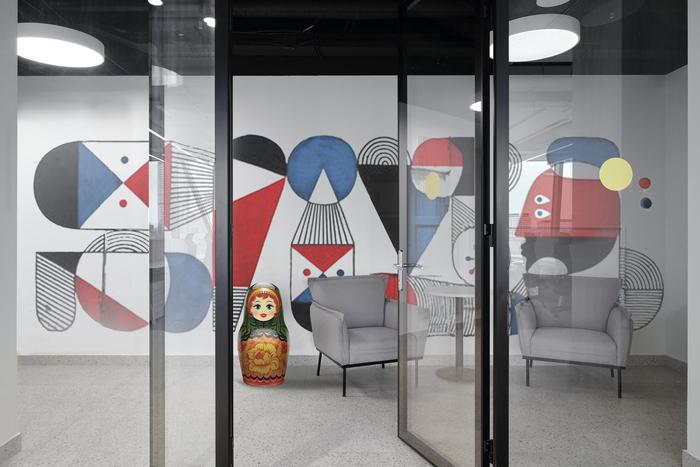 Дельфины в окнах, вагон в метро, прохладная пещера: оригинальный дизайн для офисов получил премии