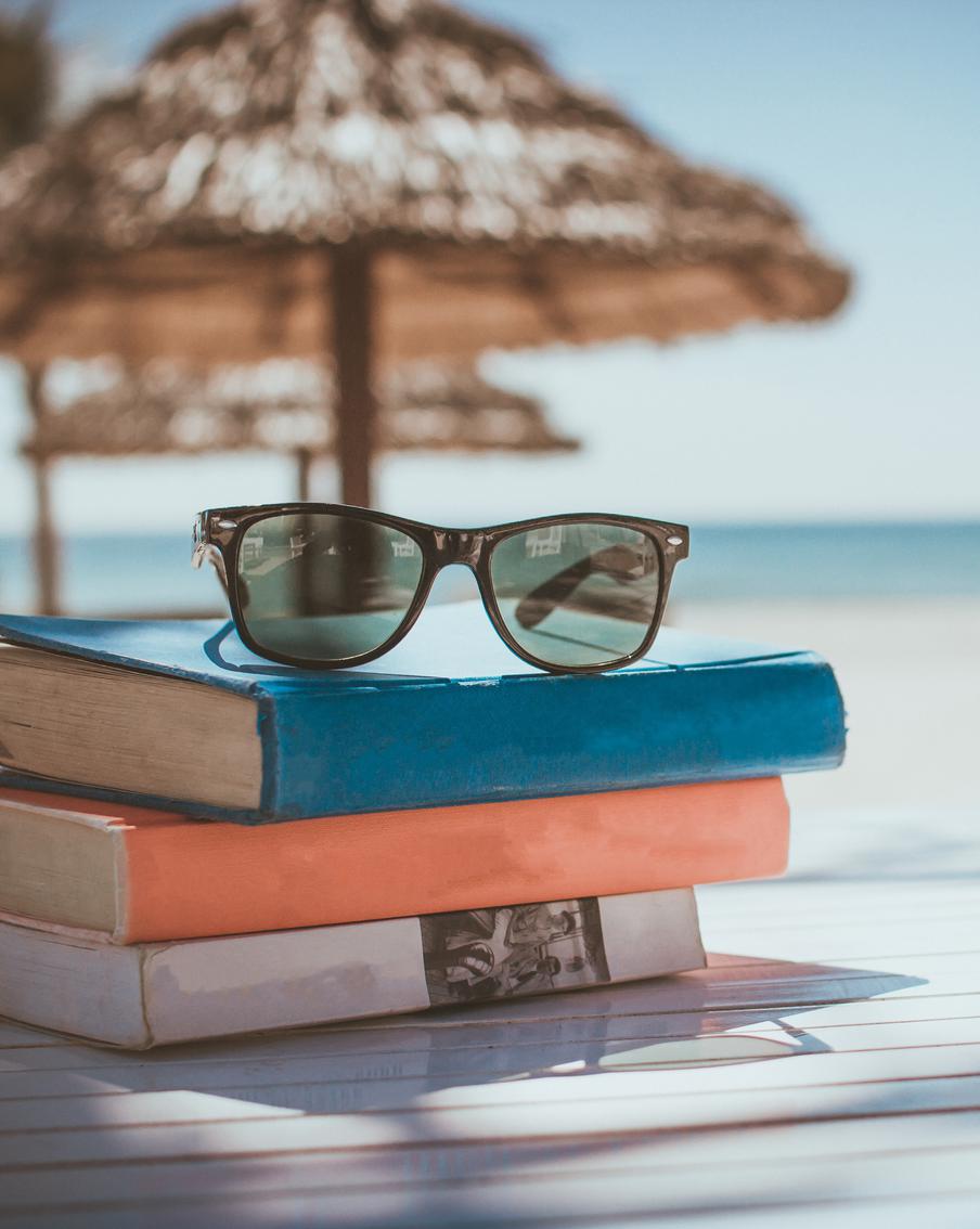 Убийство на курорте, любовь с гоблином и Киану Ривз: 5 книг, которые мы предлагаем взять в отпуск