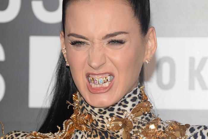 Украшения как у мировой звезды! А ты стал бы носить часы без циферблата или кулон с кровью?