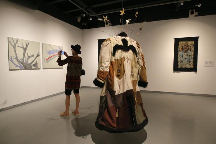 Как полюбить зиму и не чувствовать страха. Якутские художники создают искусство из сухих веток и заклинаний