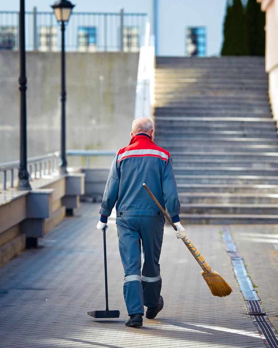Московский дворник нашёл носок с деньгами и отдал его полиции. Вспоминаем другие подобные случаи